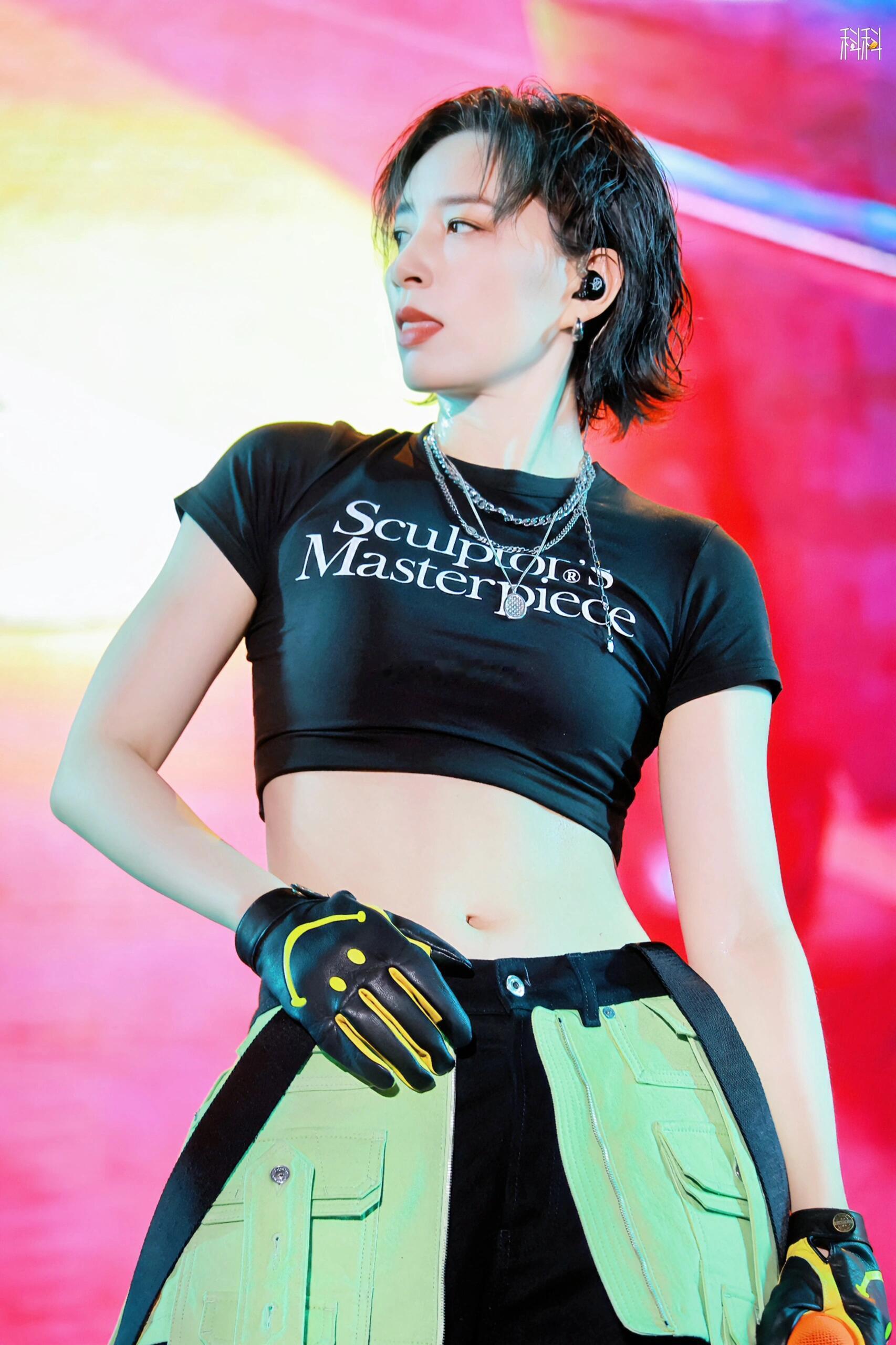 李斯丹妮一口气请来17个伴舞 17人的伴舞阵容堪称跨年舞台的“排面担当”，配合她