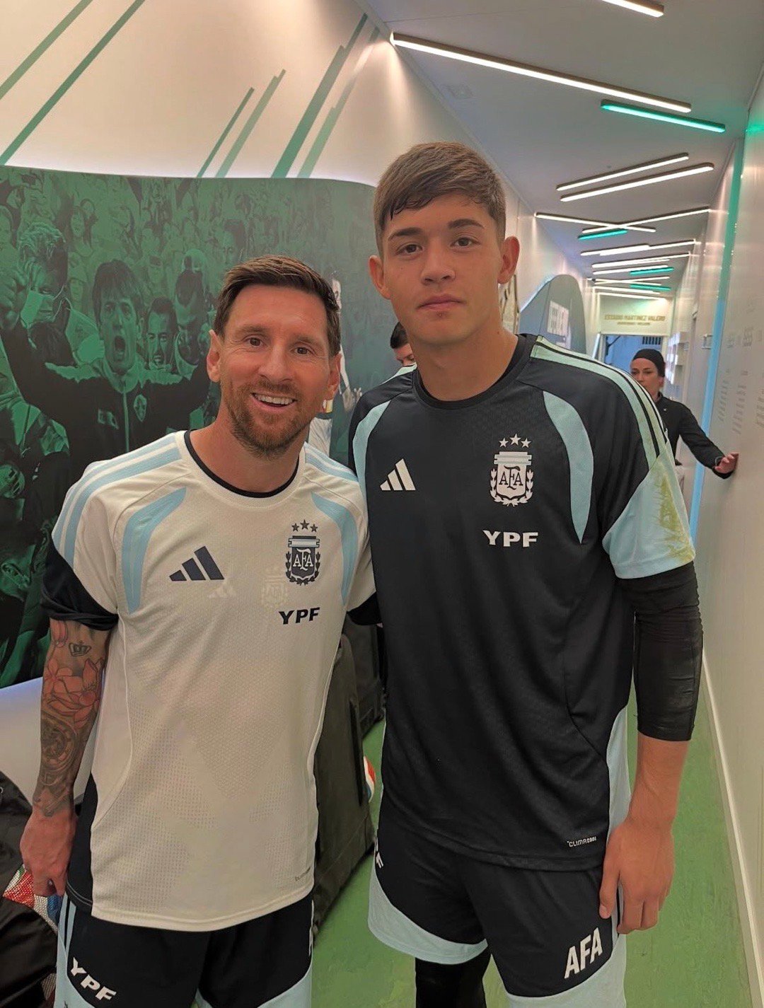 🧤本期国家队门将小陪练德米安·塔拉韦拉与梅西、利马、洛佩斯的合影。德米安·塔拉