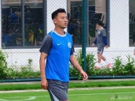 上海申花紧急补强中后卫，李松益加盟…上海申花俱乐部官方宣布，李松益正式加盟。签约