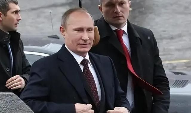 谁能想到73岁的俄罗斯总统普京，一份体检报告让全网都炸了，11月19日普京在参观