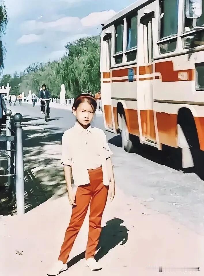 这是80年代的老照片，小女孩当时只有几岁，她出生于北京，是地地道道的北方人，长相