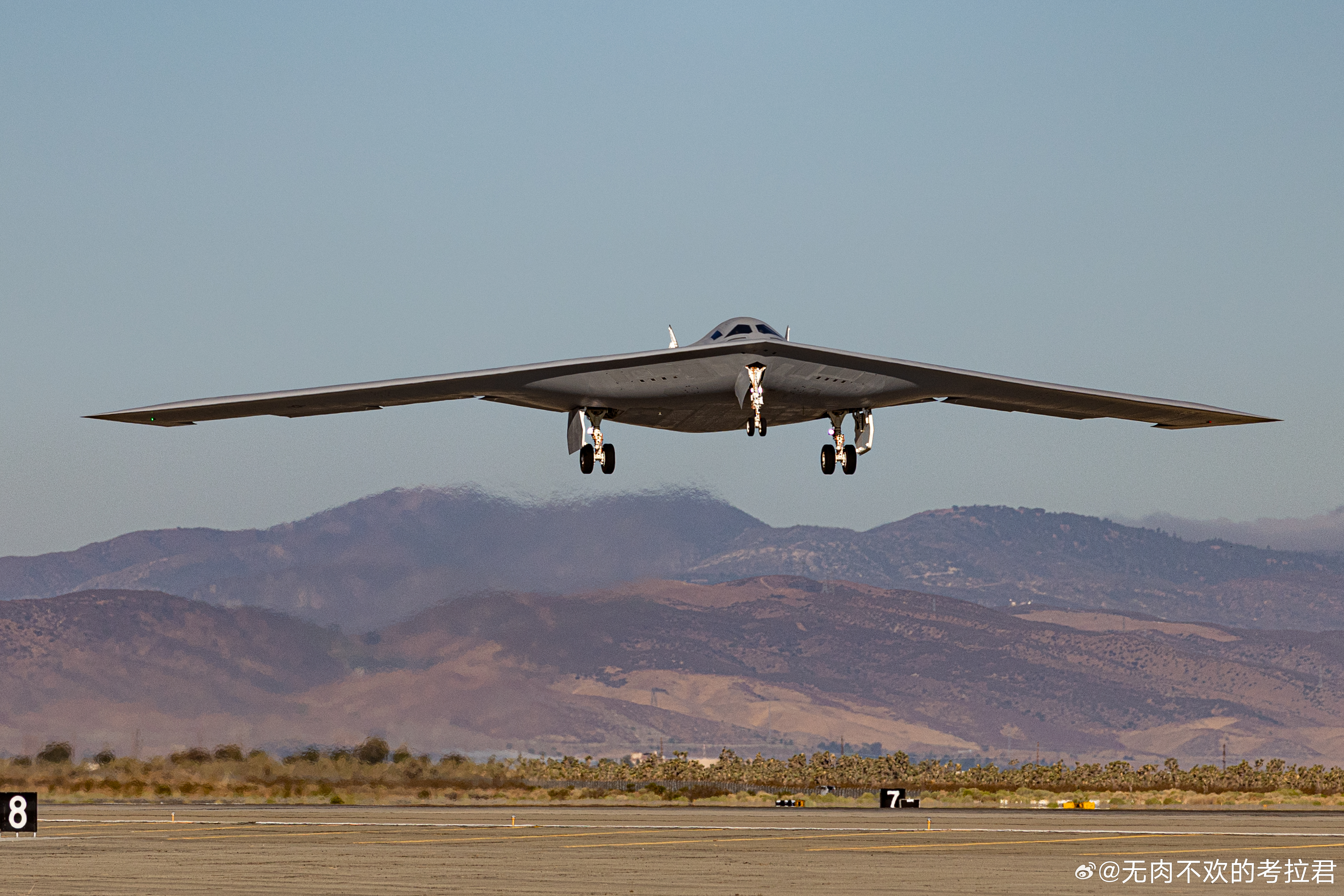 2025年9月11日， B-21 Raider在爱德华兹空军基地 ​​​