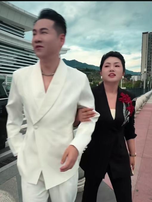 罗姣与徐子崴完成索图大舞台的年赛评委工作后，短暂分别之际，满满的不舍与留恋。
期