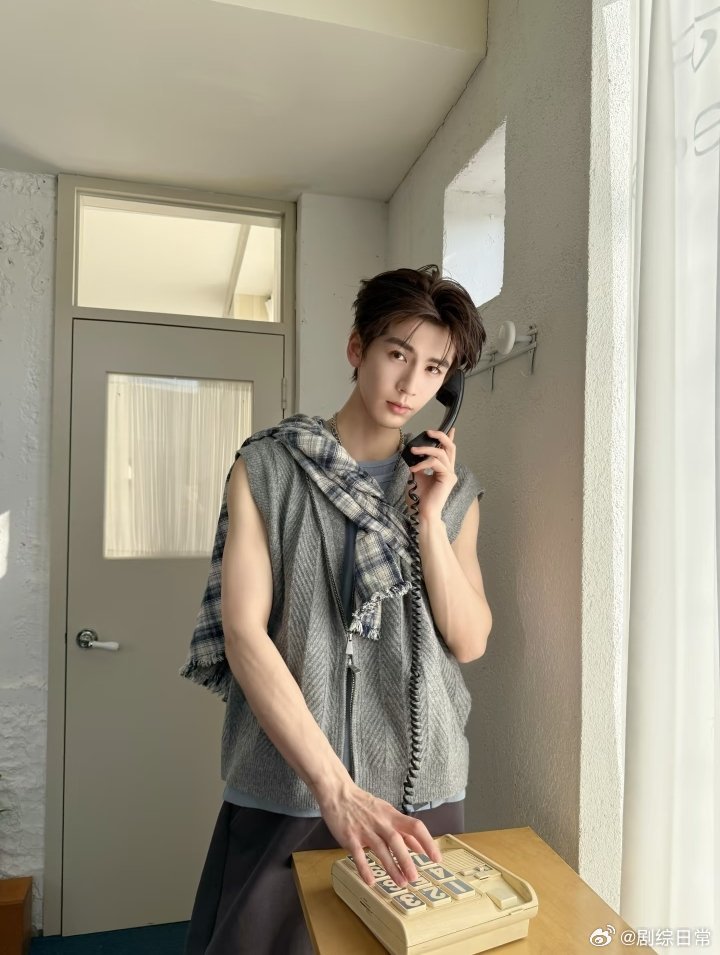 张凌赫谈负面评价外界的声音听听就好，别被定义！张凌赫分清楚批评和攻击，用作品打脸