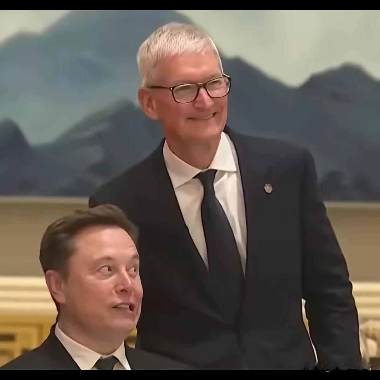 马斯克在当今世界科技界的霸主地位不容置疑，在今晚的欢迎晚宴上，库克走过去同马斯克