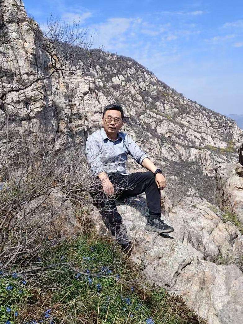 《重阳》九九又重阳，鬓发已如霜。
莫道秋容老，心犹少年狂。
登高舒望眼，把酒醉斜