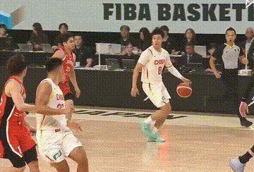 赵睿膝盖被撞了下，裁判没有升级中国男篮vs日本男篮