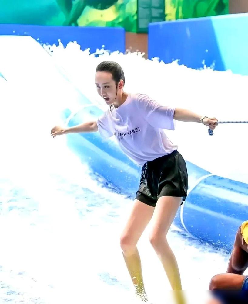 王鸥当年泰国湿身，营销号吹成收视爆点，把那段往死里捧。懂的都懂，纯扯淡，就离谱。