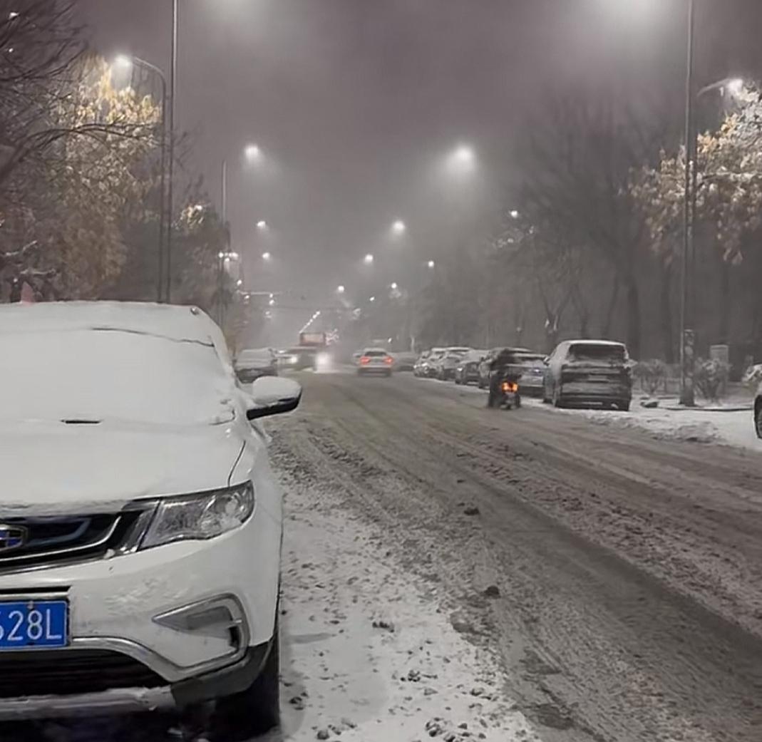 你知道如何应对暴雪天气吗
暴雪来临前
 
- 储备物资：提前买好足够的饮用水、不