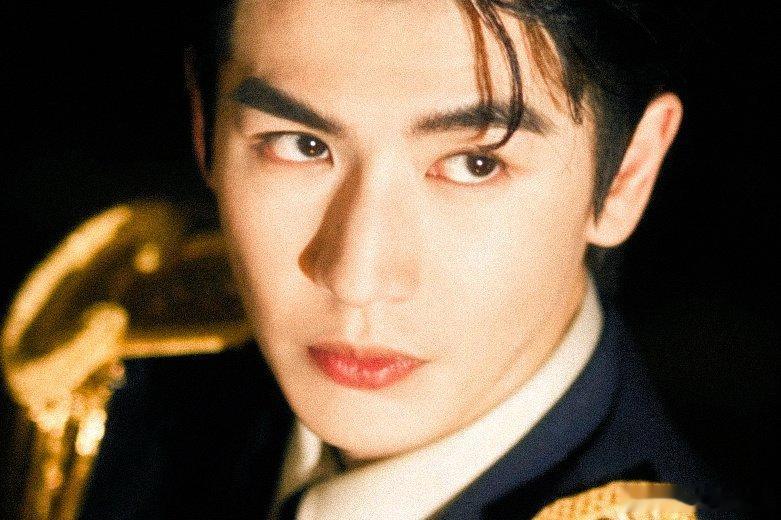 丁程鑫被张凌赫周柯宇挡得死死的张凌赫和周柯宇还是吃得太好了！俩大高个把丁程鑫挡得