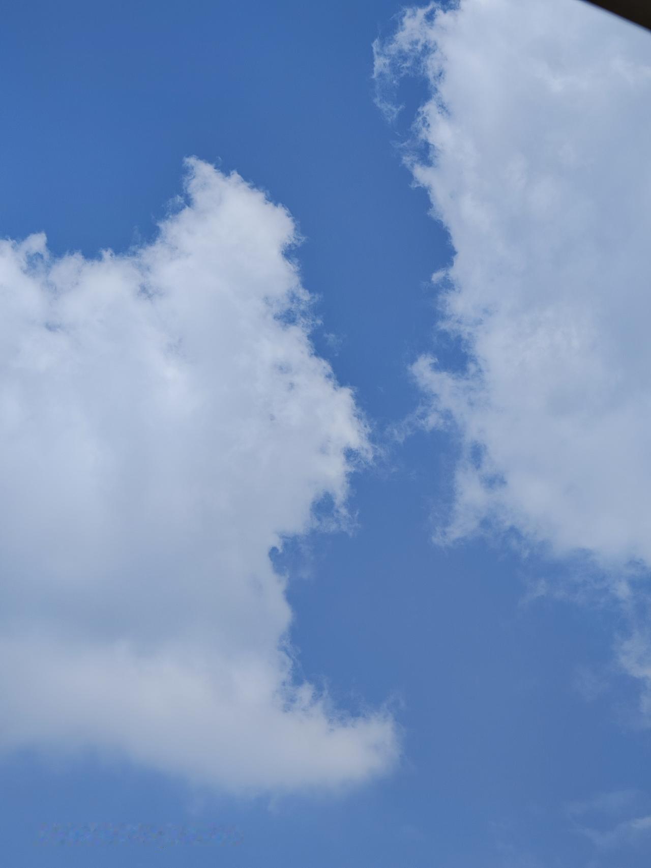 天空飘着云朵，太阳照耀着大地。北京通州天空之城打卡雨后天晴蓝天白云