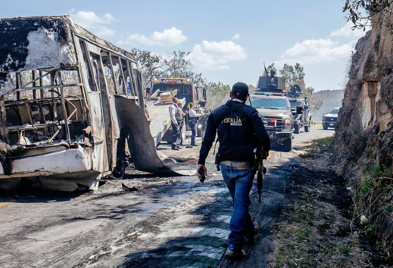 墨西哥政府一枪干掉头号毒王，非但没太平，反倒直接陷入一片混乱，因为贩毒乱象可不是