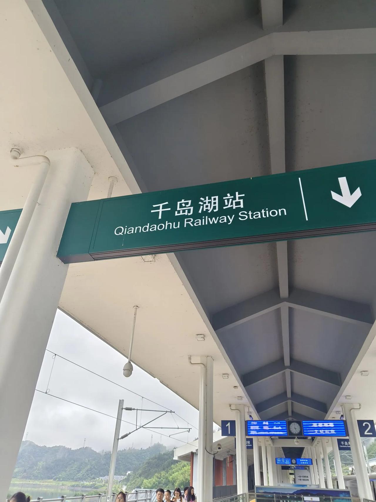 第一次来千岛湖
被这烟雨江南美到了
白天 夜晚 柔情蜜意 放肆宣泄
都属于它～