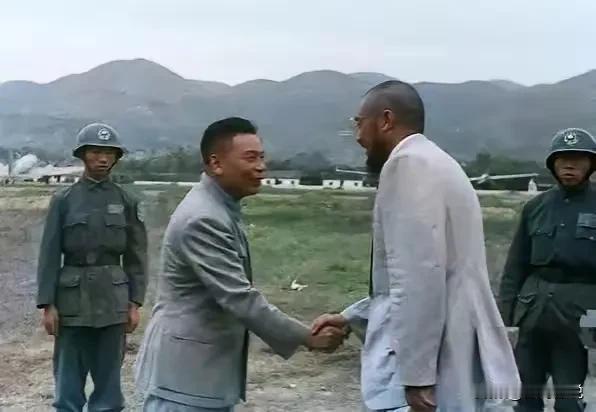 第一张照片是小蒋在接见马步芳时，态度则180度大转弯，一副高高在上的态度，根本就