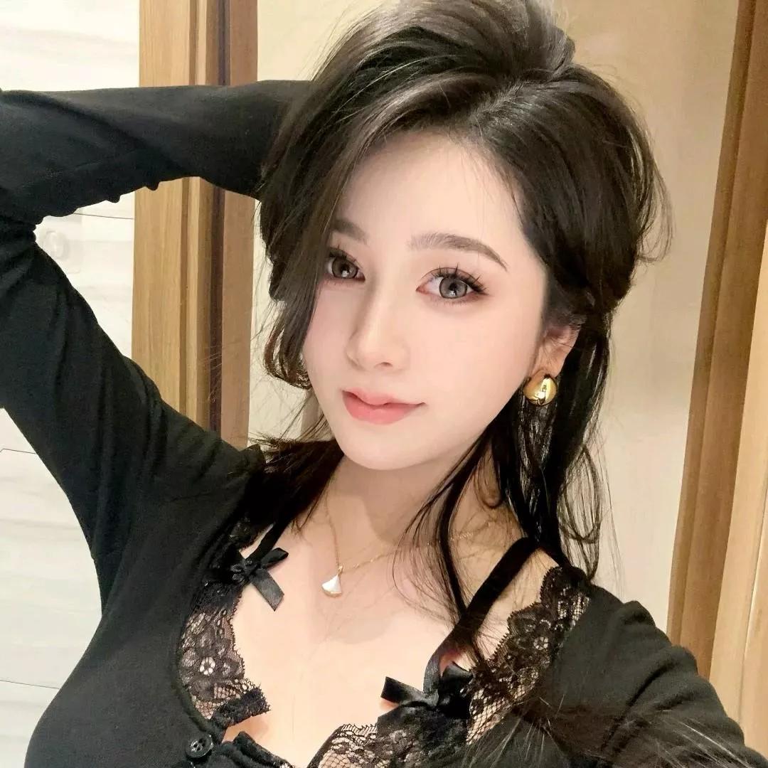 🌟✨ 黑丝连衣裙搭配精致妆容，甜美中带点小性感！5
