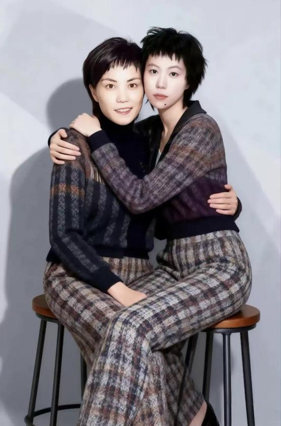 王菲宣布开演唱会，门票定价为1万元一张，被人吐槽太贵，但依旧座无虚席。十年后，窦