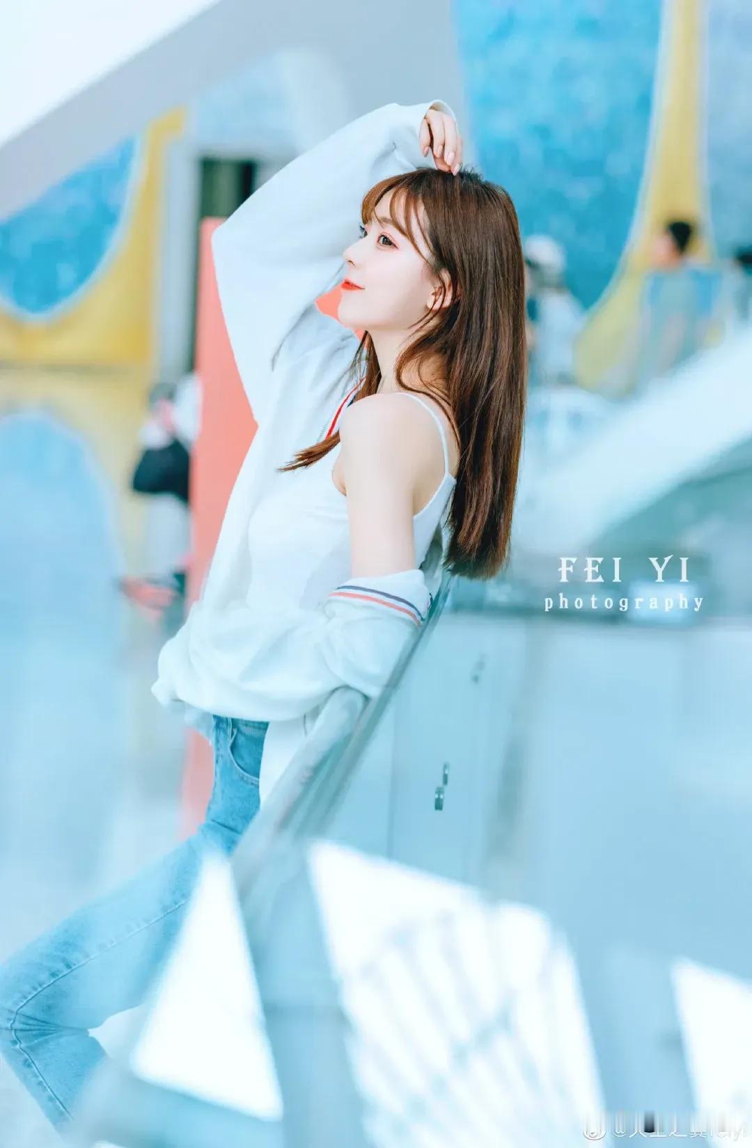 阳光明媚的午后，少女在现代建筑前摆出甜美姿势，FEI YI摄影。
春晓写真[给力