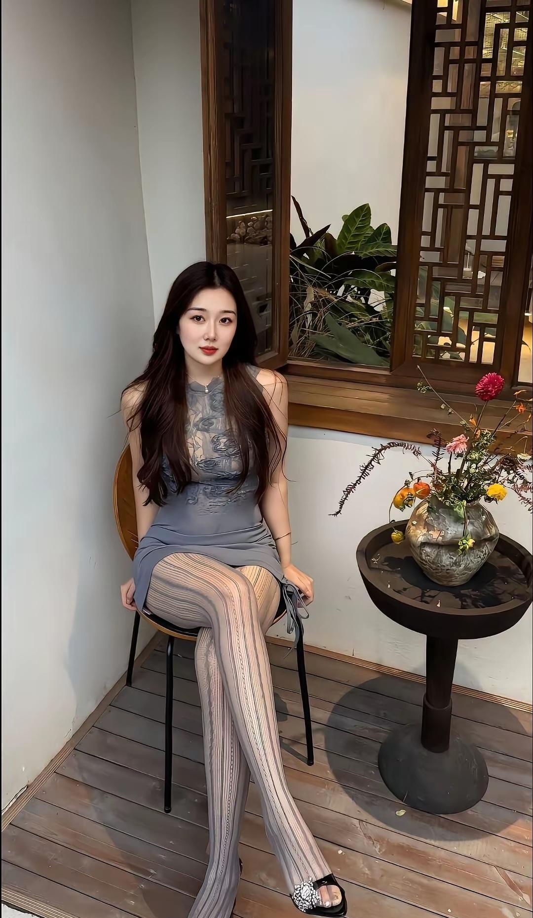 这袜子颜色有点像小野猪的毛色啊。