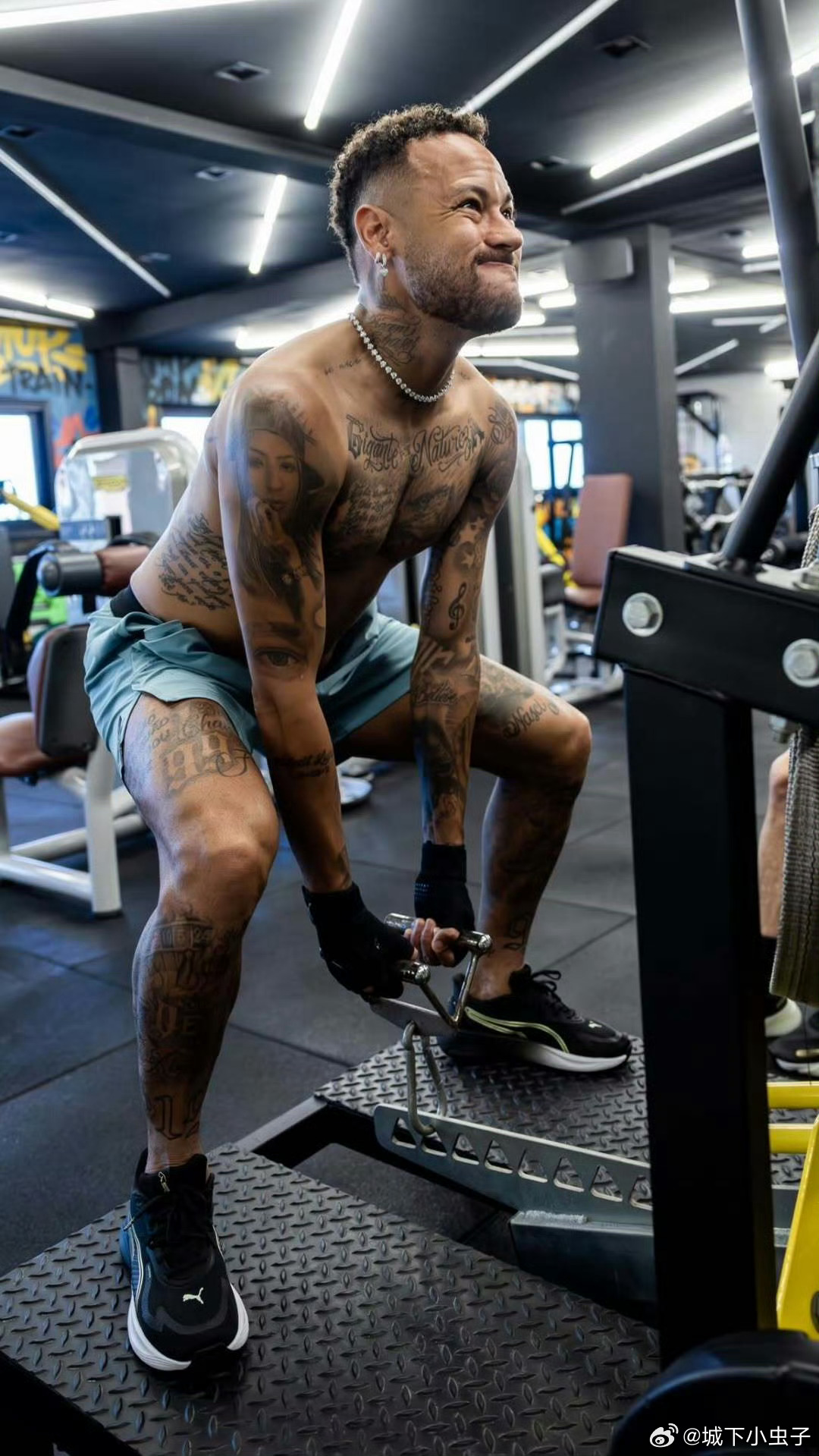 内马尔内马尔 昨天训练了🏋️♀️抓重点……练得很好👍 