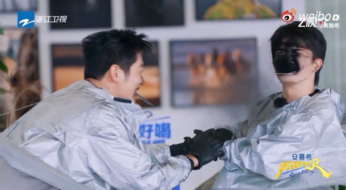 周深秒变暹罗猫本喵奔跑吧 一时分不清李晨是故意还是不小心，这个炭粉接力的游戏果然