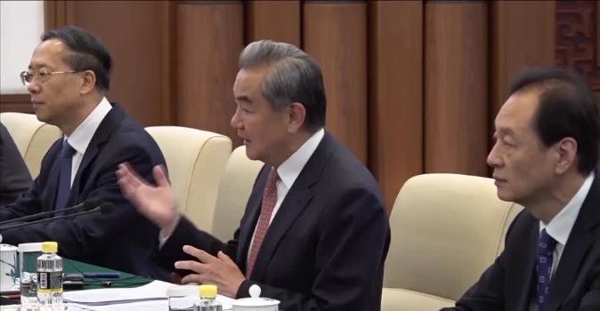 5 月 7 日中国外交部长王毅在北京会见了到访的美国国会参议员代表团，带队的戴安