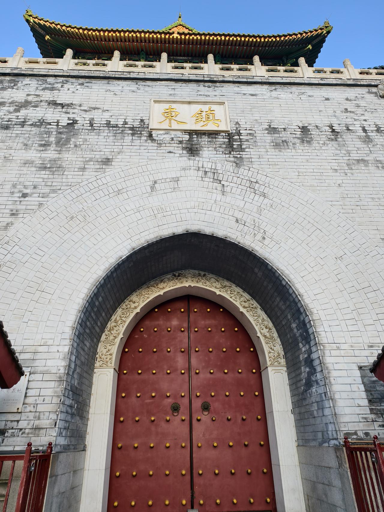 我认为宅家躺平，假期出游人多，尤其是小学生跟随父母会利用五一出去旅游，我们就不跟