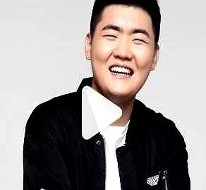 闫学晶儿子，长相一般，身高一般，颜值一般，戏约却不断。

原因无他，爹是林越，妈