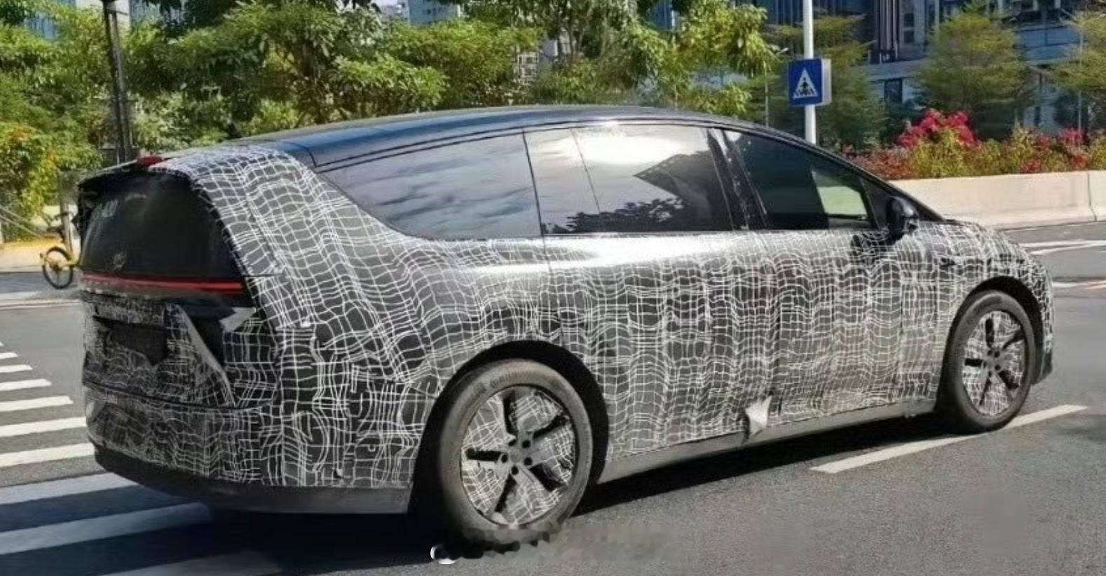 最近网传很凶的理想i9测试车这不就是早期i系列的设计吗？图2是23年我发的一条理