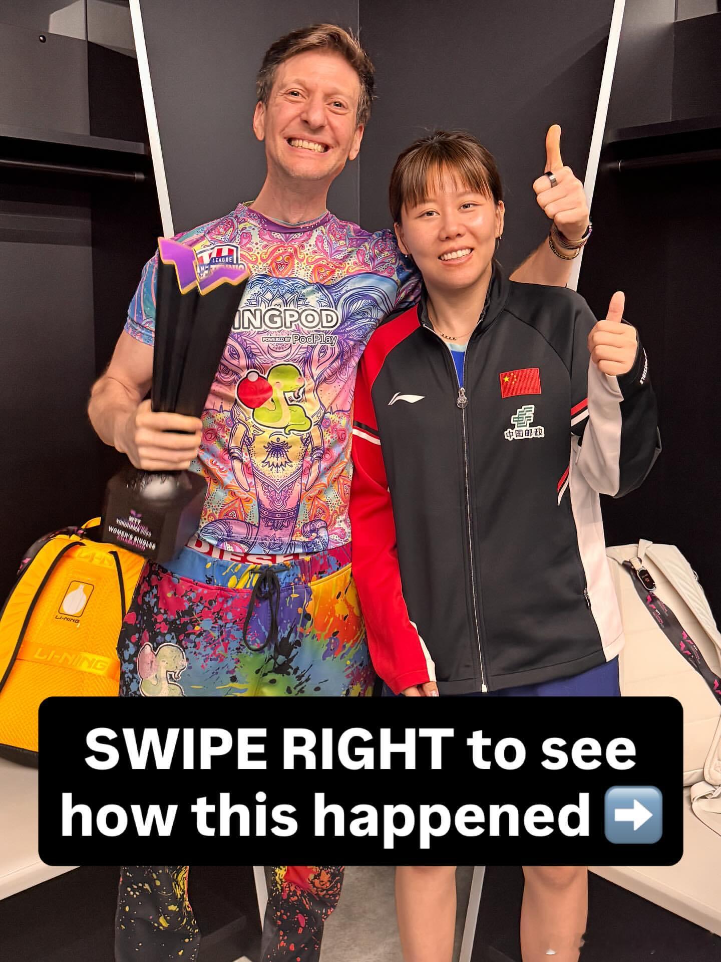 Adam与陈幸同“争夺”女子单打冠军奖杯🤣 ​​​