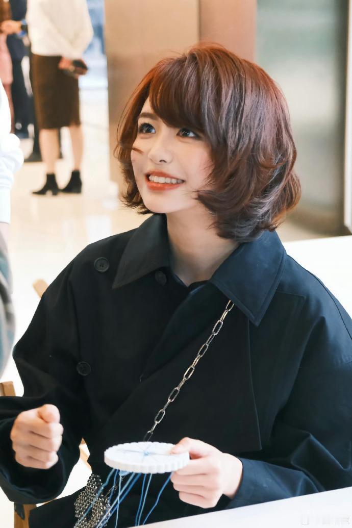 近日，黄晓明 新签约艺人白翊汝 引发大家关注，网友表示眼睛很大，氛围感很足。据悉