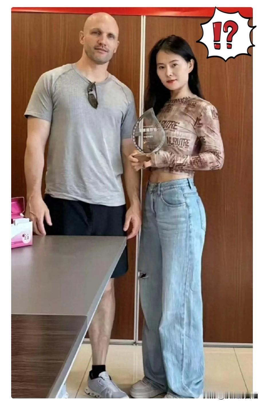 滤镜碎一地！崇洋媚外网红小易翻车，完美人设碎了一地！

早些年网红小易靠着远嫁美