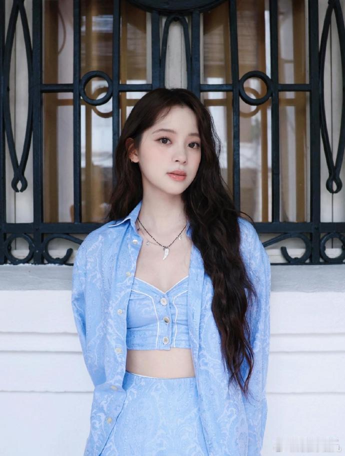 1. 周冬雨参与新一季《花儿与少年》，待人态度十分随和，收敛了身上骄矜的棱角，和