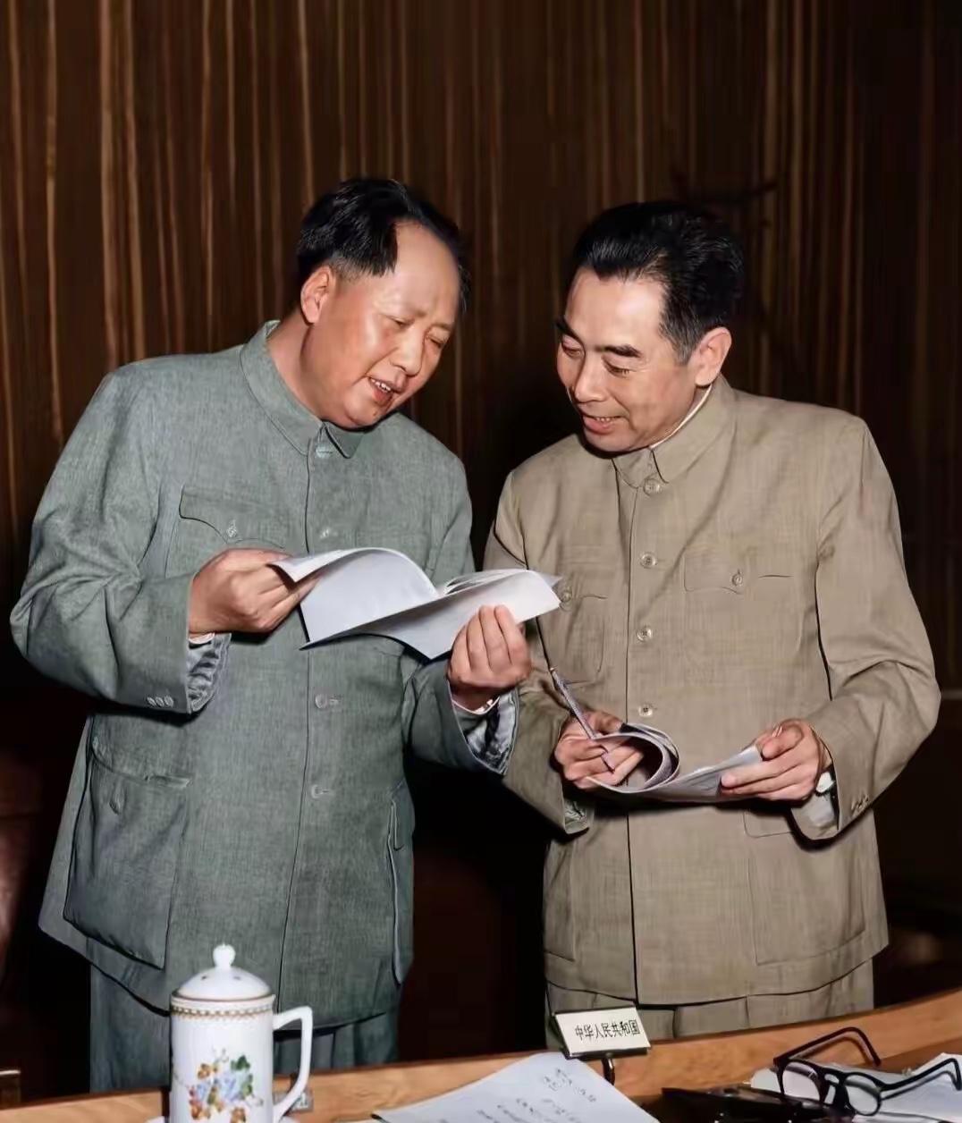 这是毛主席和周总理的高清复原图，都看看吧，他们是亲密的革命伙伴，并肩作战，互相支