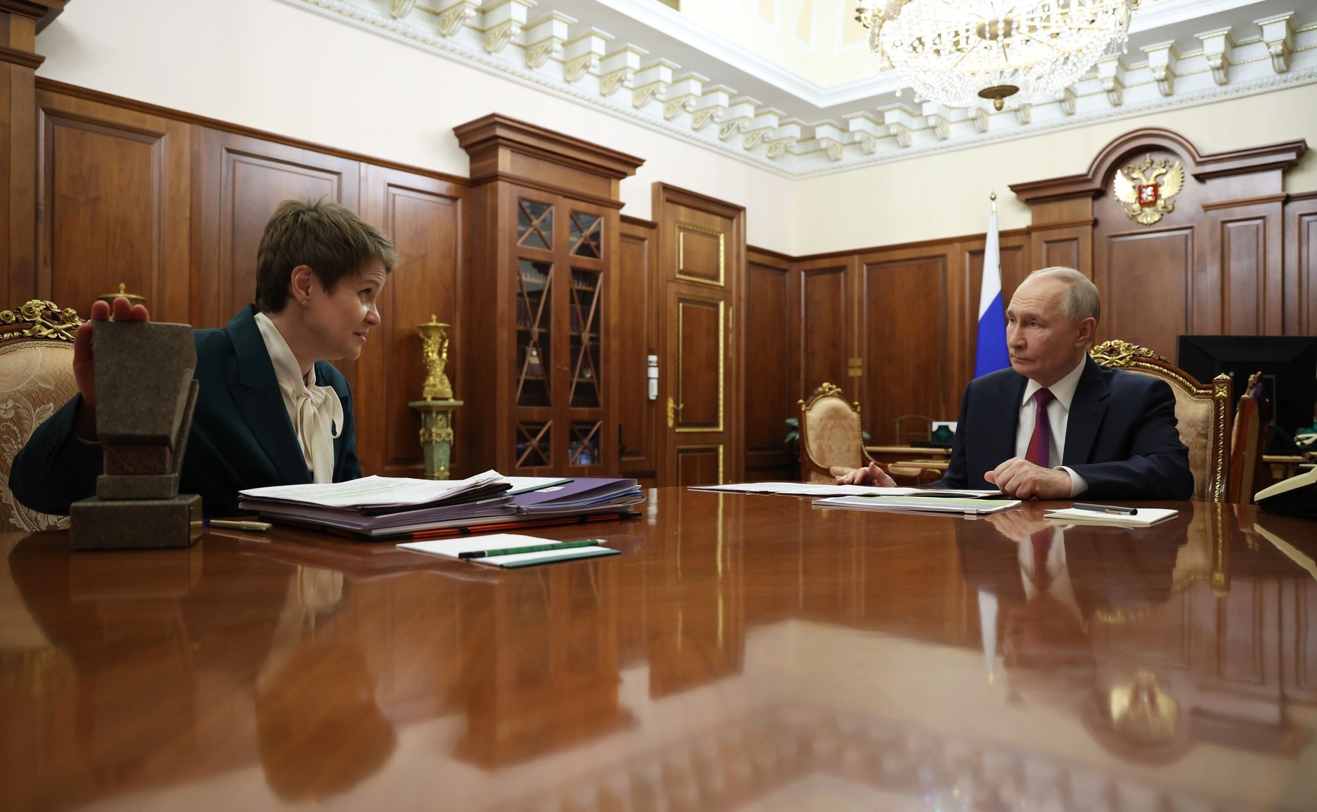 瓦洛佳小朋友  接见“天才与成功”基金会负责人叶莲娜·施梅廖娃基金会负责人向总统