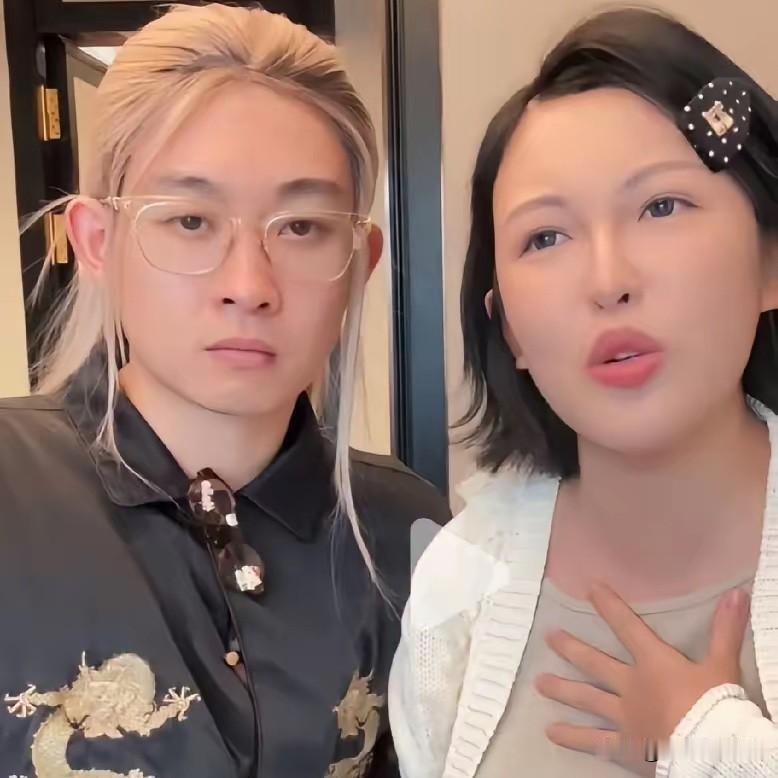 张凯毅官宣离婚，

好多人第一反应是

想起当年那场黄金凤冠求婚。

四斤黄金亲