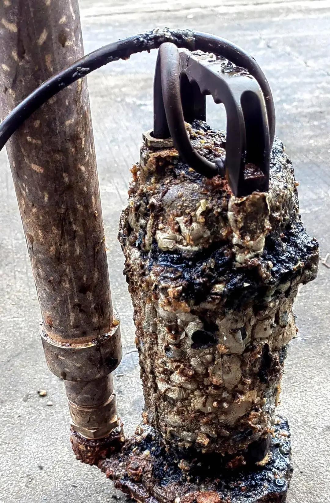 一台水泵，在水里泡了整整23年，没停过！这周终于坏了，发出一阵沉闷的异响后，彻底