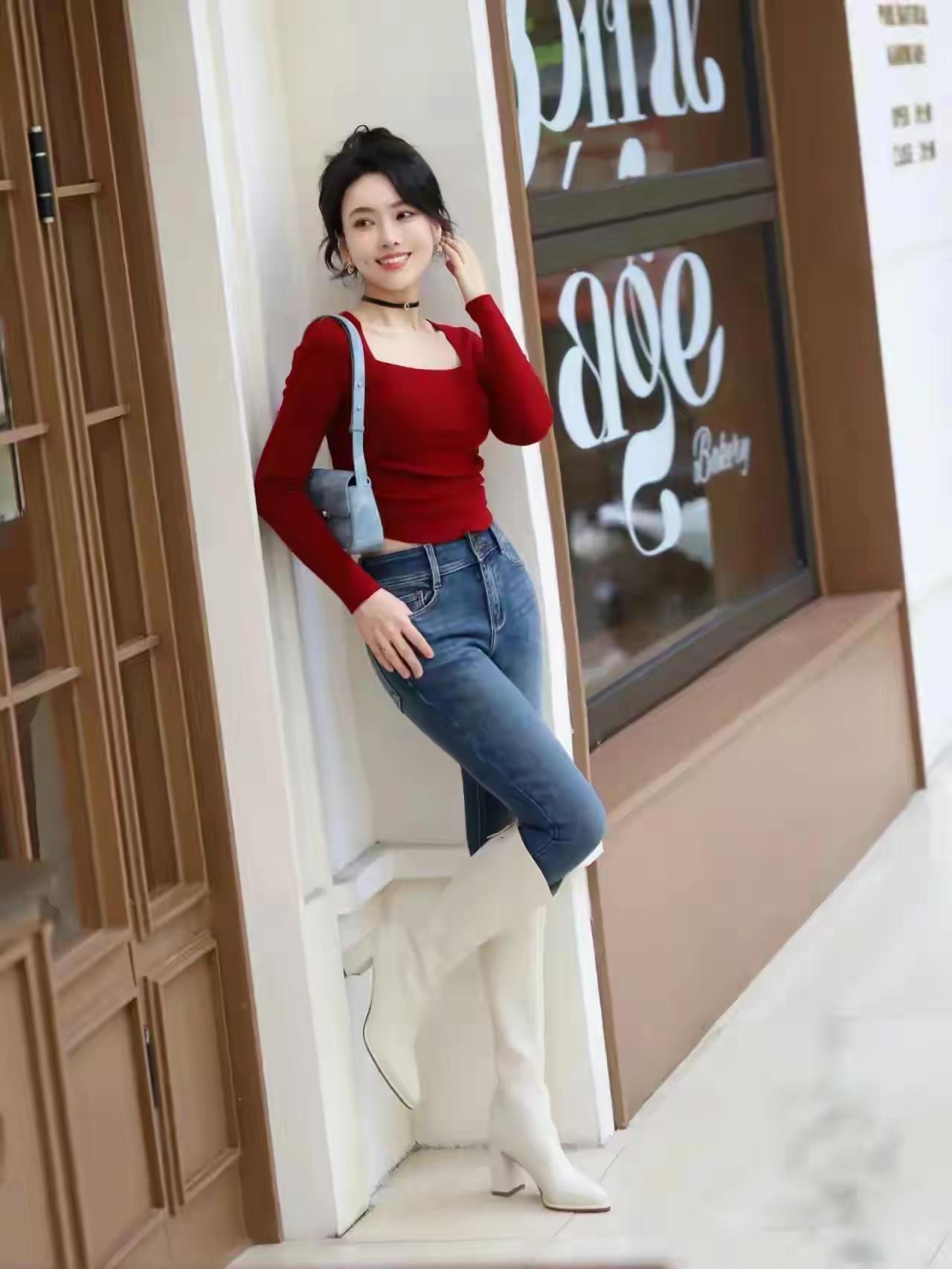 红色毛衣搭配牛仔裤，白色靴子，轻松时尚！👗👠💃