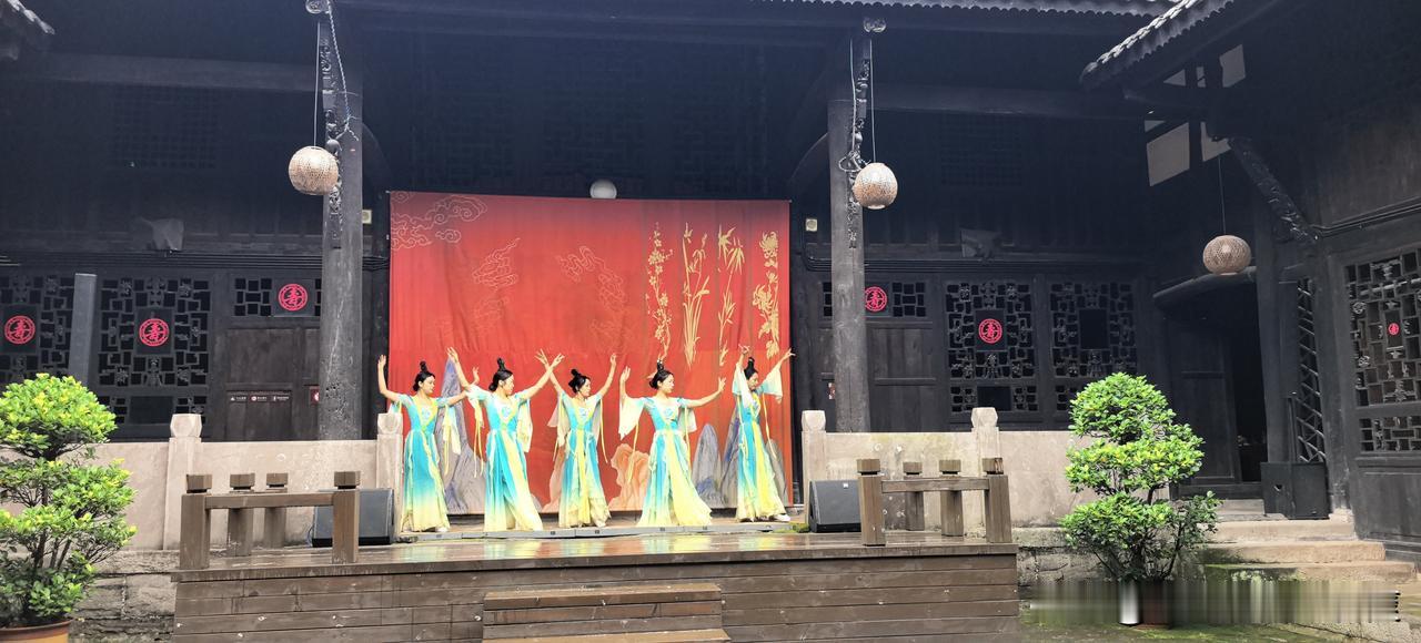才子落笔惊风雨，请君来对下联佳人泼墨泣鬼神