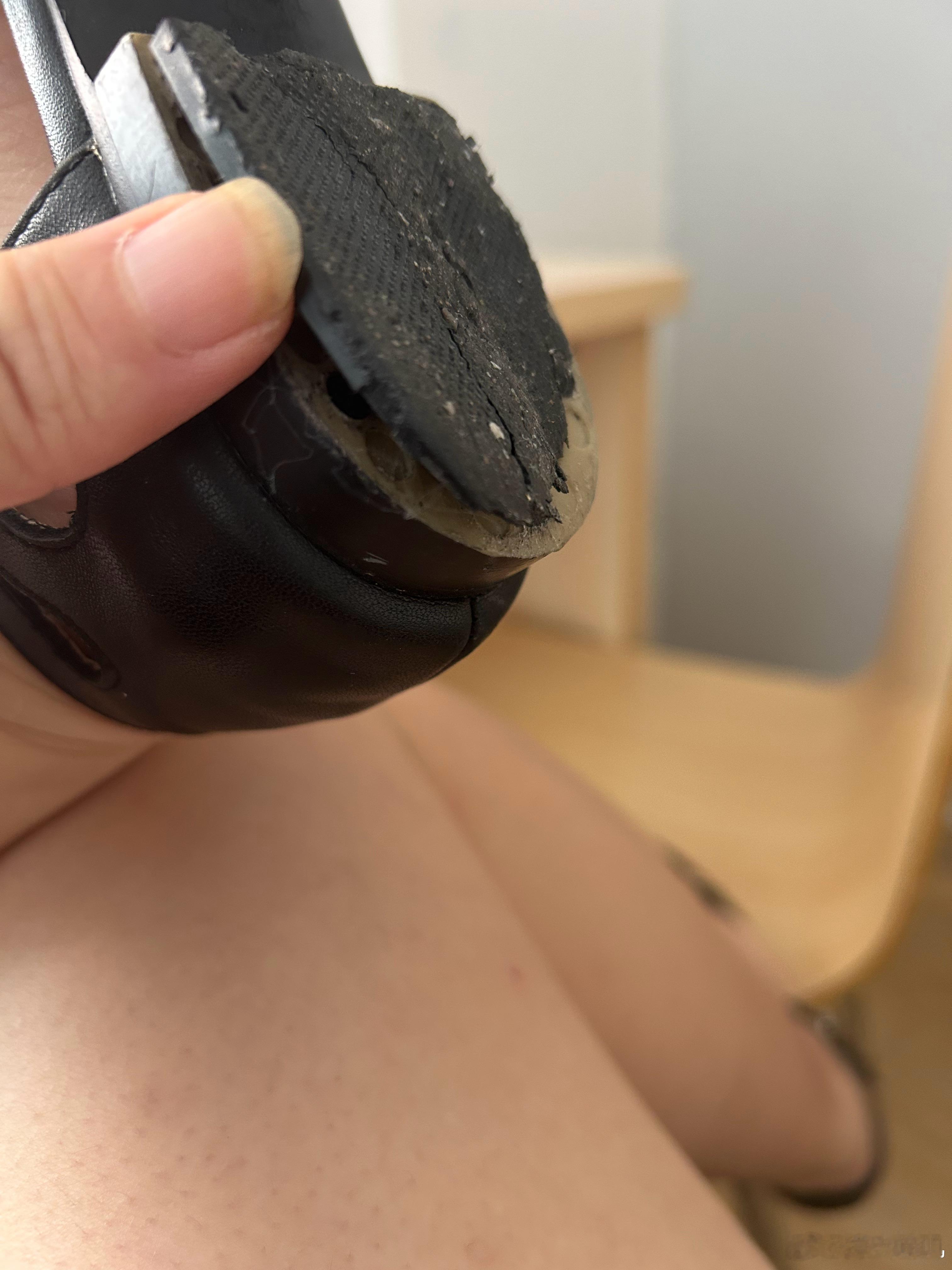 真的不能突然穿太久没穿的鞋……会瞬间老化….. 