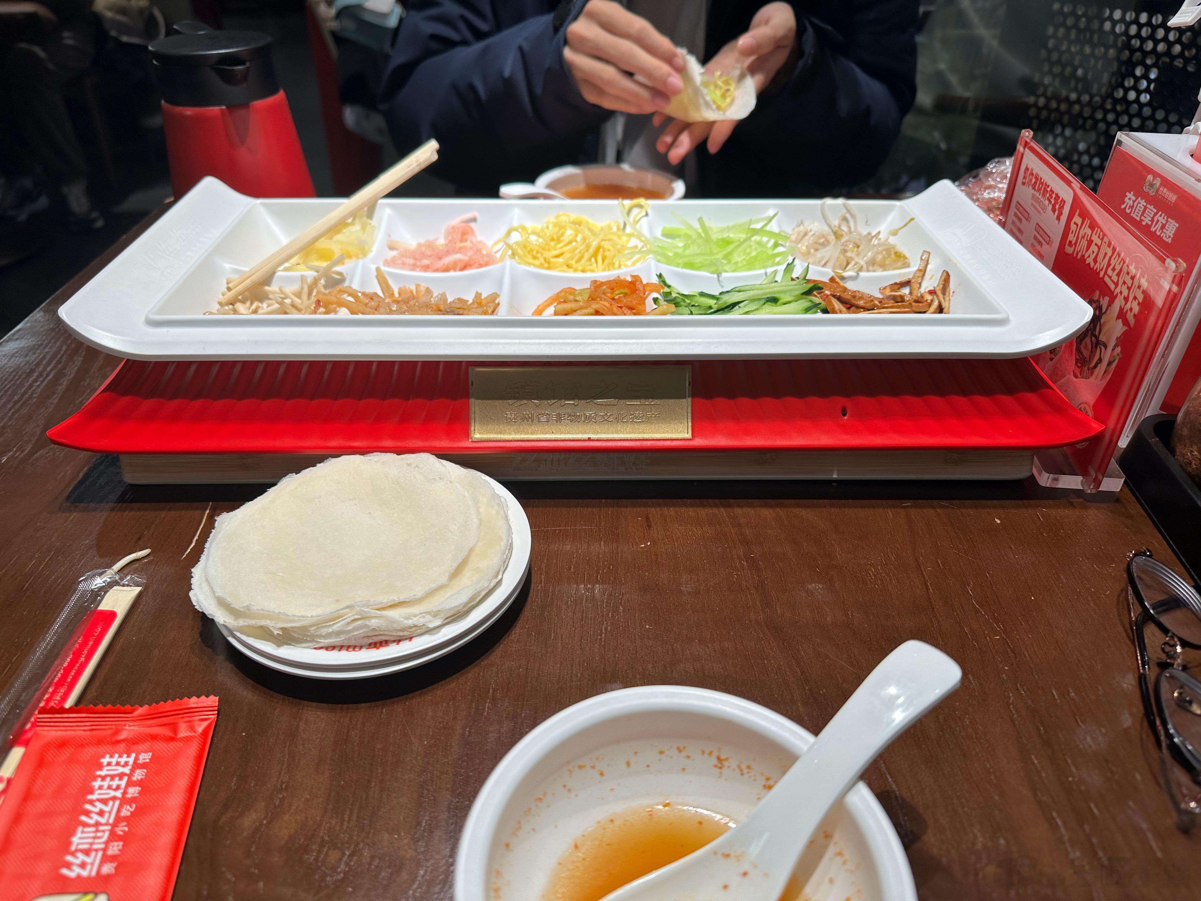 一下飞机，直接去吃酸汤丝娃娃，解馋  ​​​