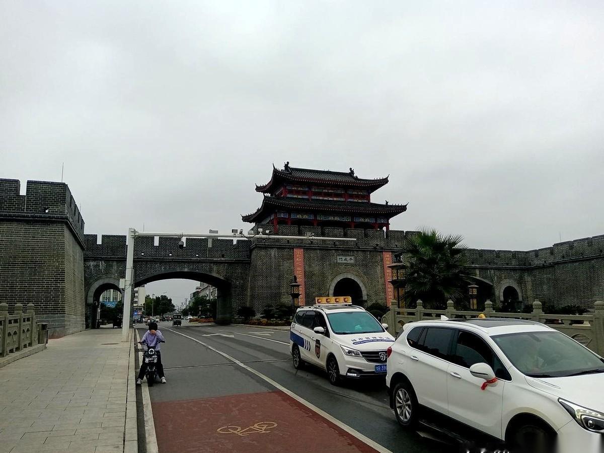 689分，足够稳稳踏进清华北大的大门。但邓州一高的理科状元刘英翔，却把清北的橄榄