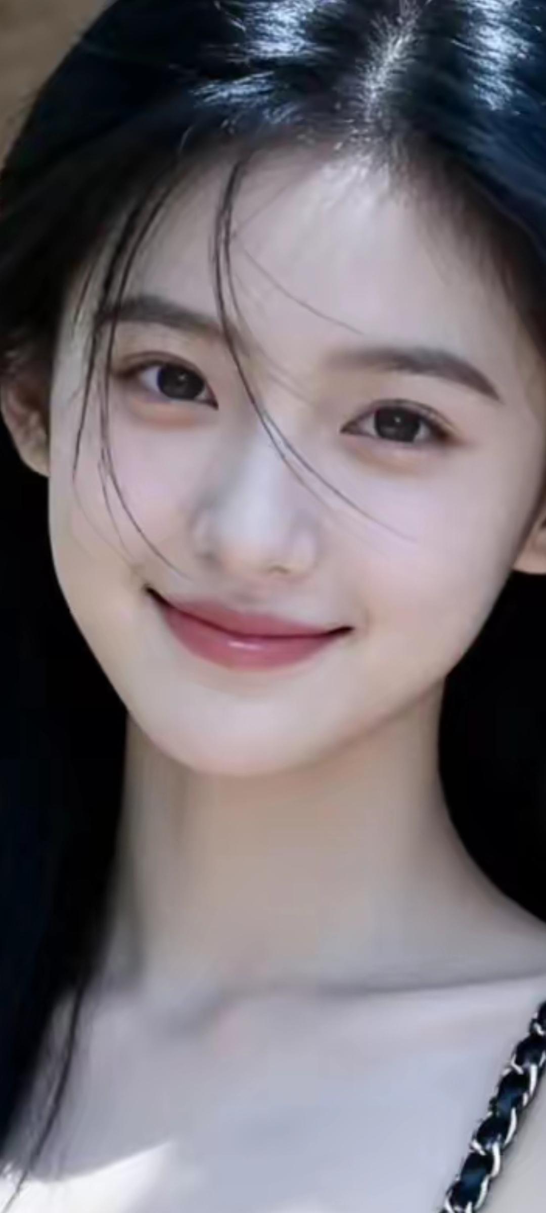 阳光下的微笑，温柔如水，散发着自然的美。