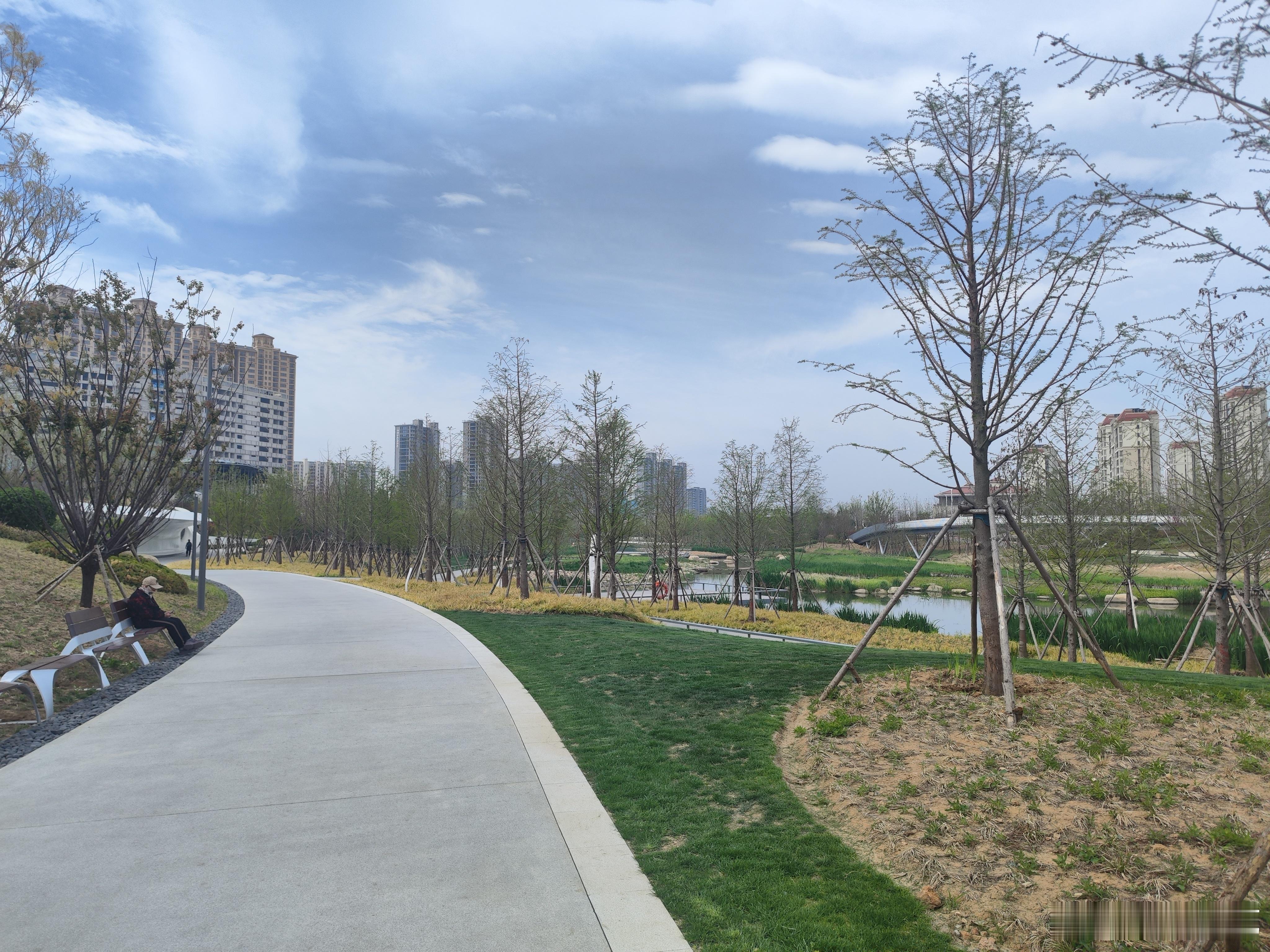 张村河生态湿地公园越来越美正在逐步完善中的张村河生态湿地公园一天比一天漂亮了。 