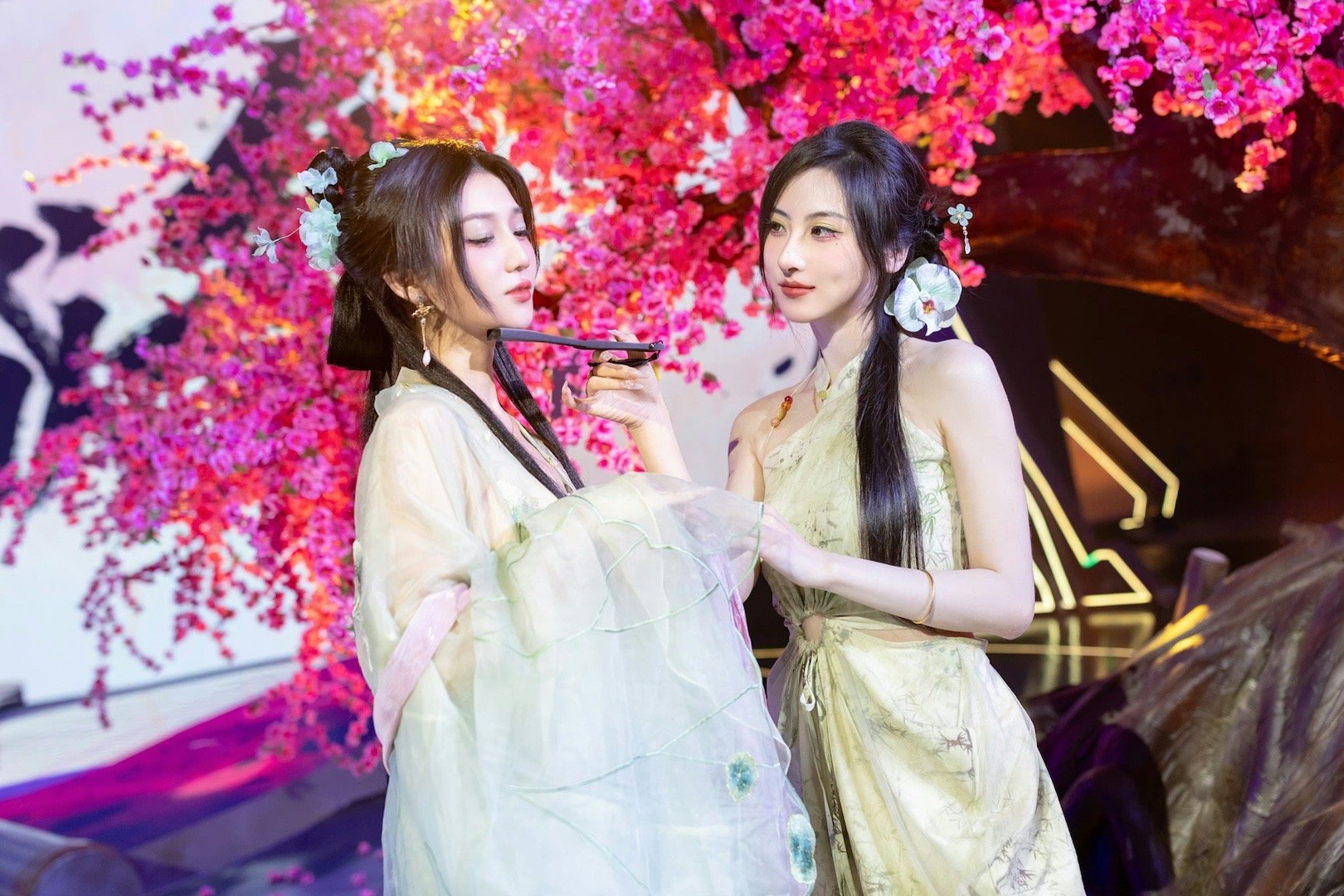 咱们东方女性配汉服旗袍确实杀伤力很大啊[舔屏]古风美人～鼓鼓晒照：姐姐，你总说人