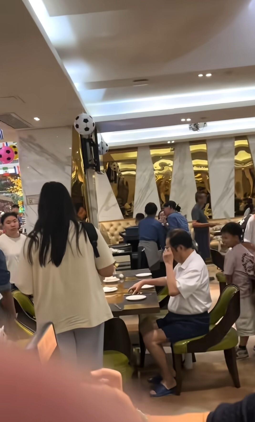 吴镇明这个人挺有意思的，身家几十亿的人，回潮汕过节穿的也就是普通短袖配短裤，脚上