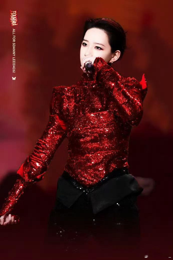 李斯丹妮一步一步到一首一首 她的歌单就像她的成长日记，记录着每个阶段的她。从翻唱