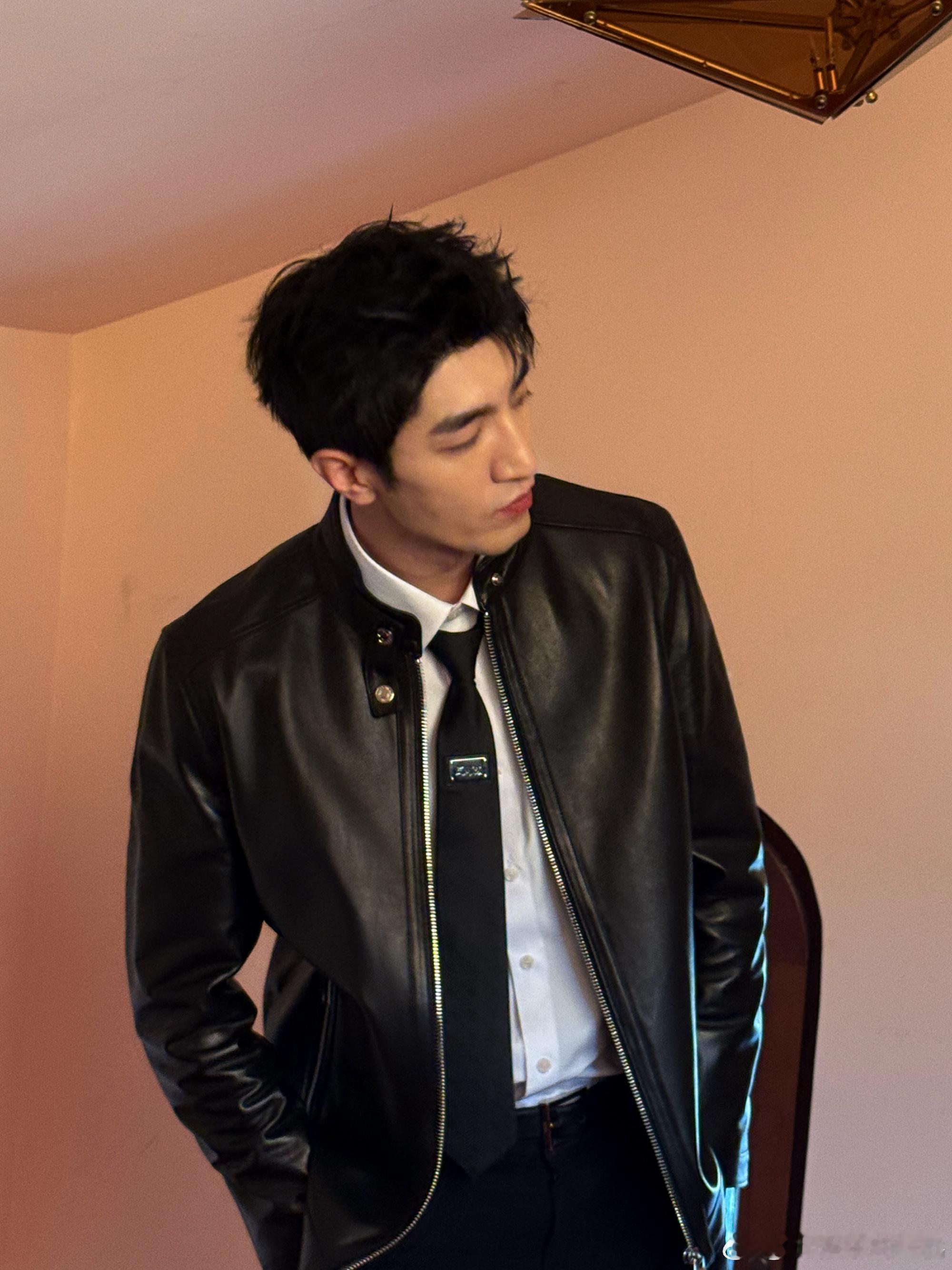 金瀚眼技 看这段表演时，真的感觉被他的眼神“攻击”到了。情绪饱满而有层次，狠厉中