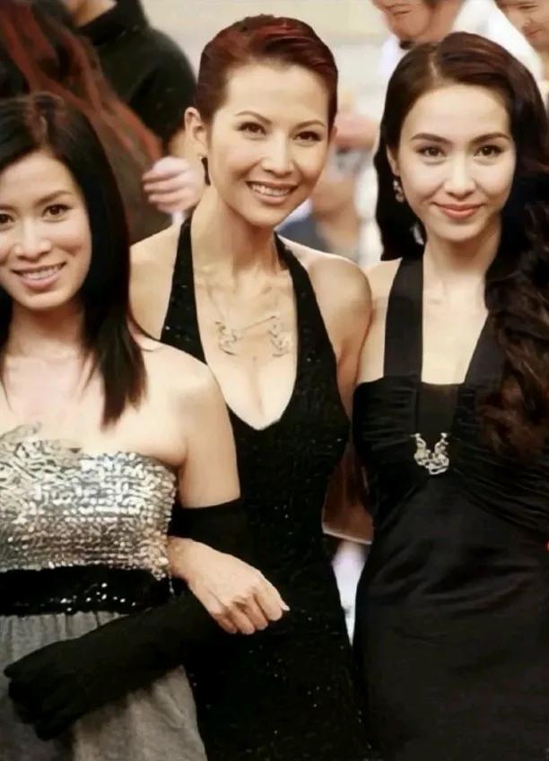 香港明星老照片系列之：TVB花旦同台竟艳

如今的佘诗曼，无论是外型、气场，还是