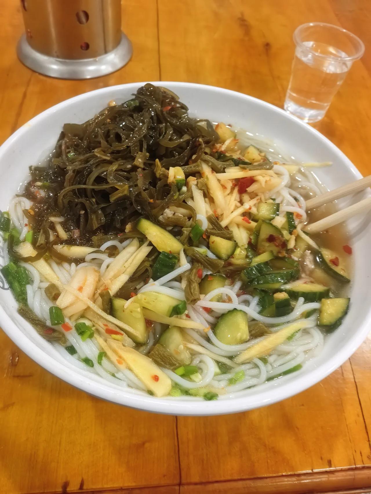 唉，4块钱的一碗米粉，配菜还随你自己加。
趁人不注意，多夹了一夹海带。总觉得有点