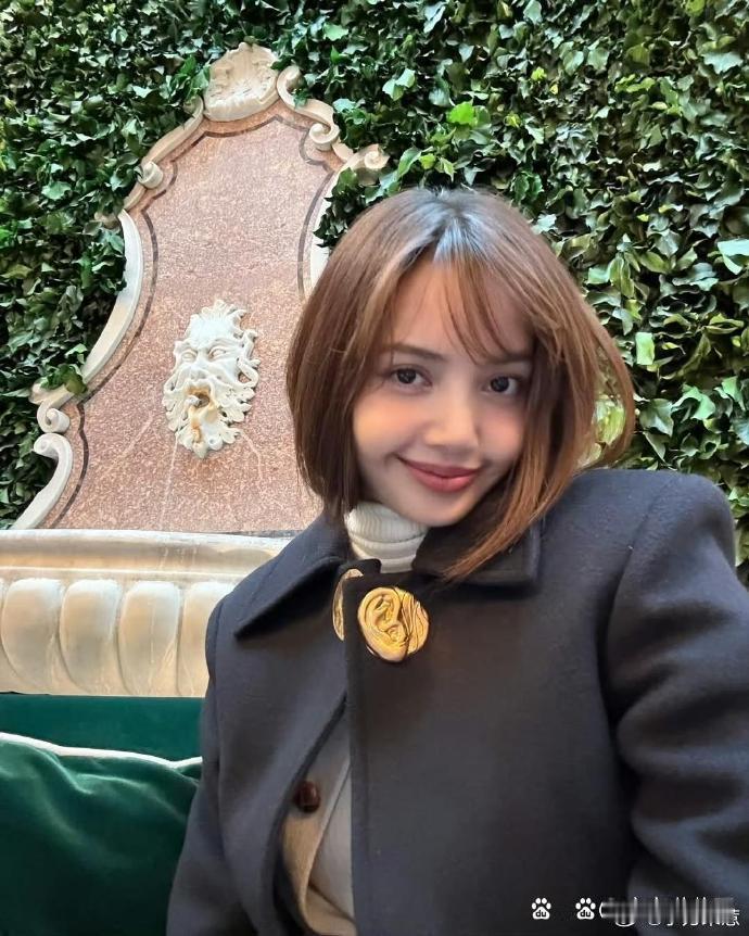 Lisa新照皆出自LV三公子之手，低调中透露着甜蜜爱意。 